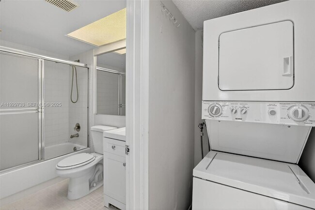 Building Photo - 900 SW 128th Ave