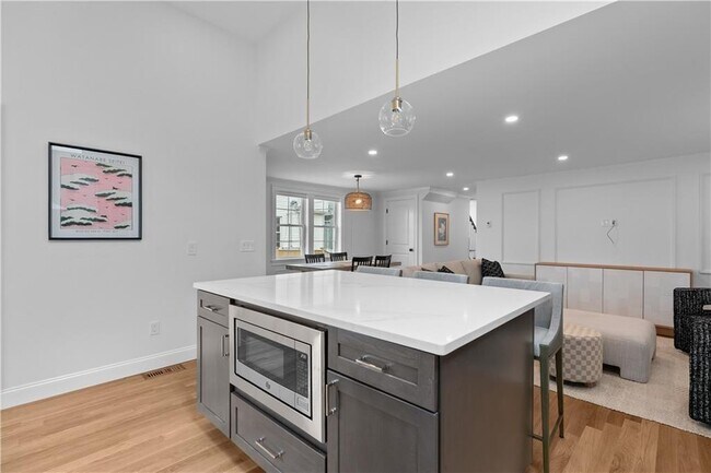 Building Photo - 34 E Bowery St