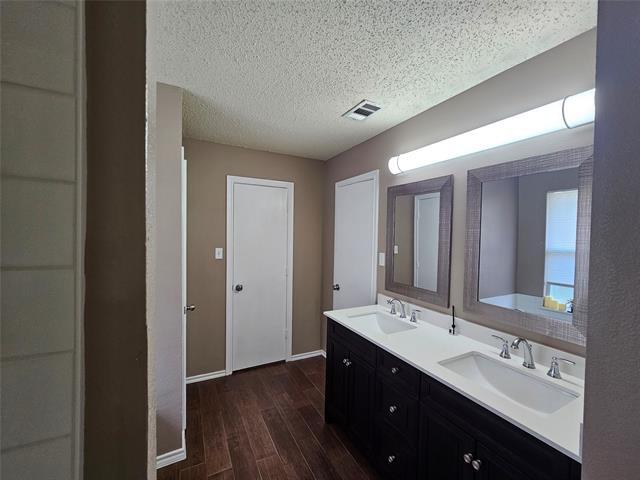 Building Photo - 215 Piccadilly Cir