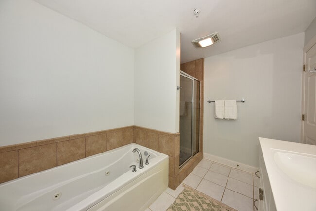 Building Photo - 1515 N Van Buren St