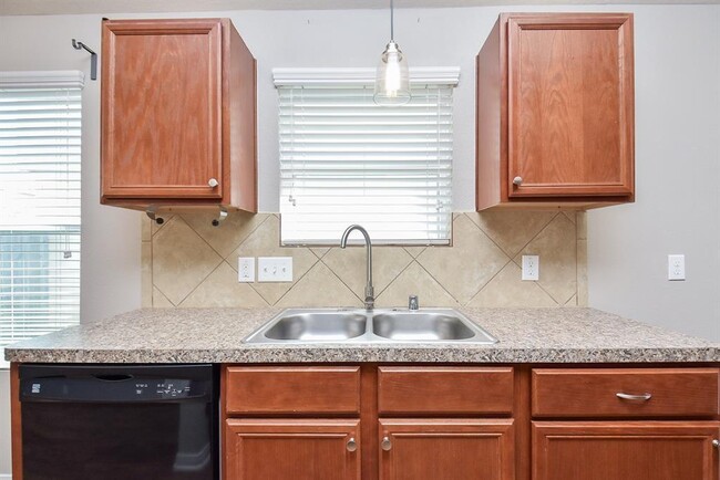 Building Photo - 3102 Apple Dale Dr