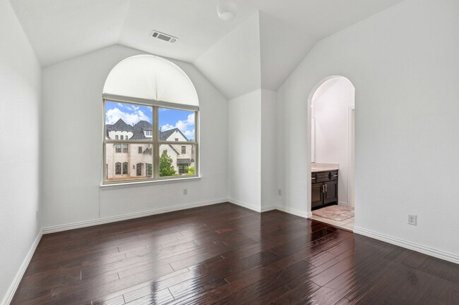 Building Photo - Luxurious in Little Elm
