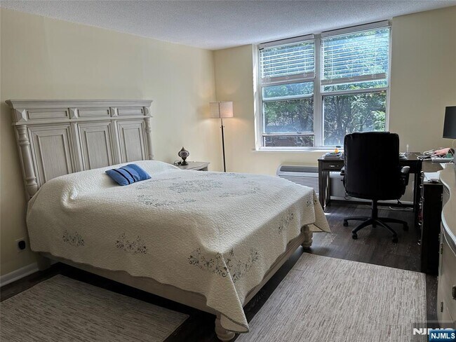Building Photo - 200 Grand Cove Way