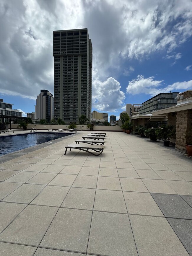 Building Photo - 1 Bed 1 Bath renovated with parking at Alo...