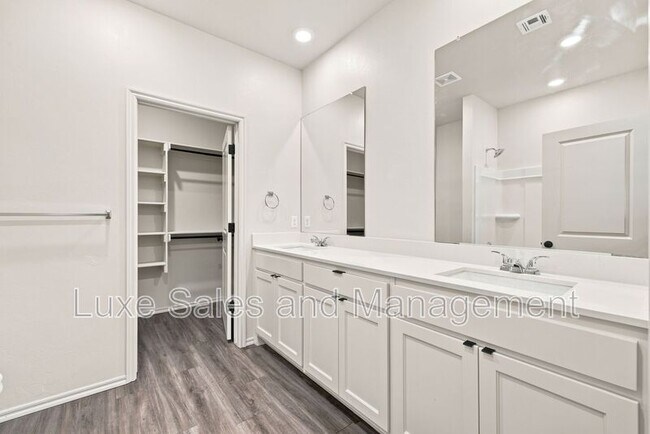 Building Photo - 10912 Oak Hollow Dr