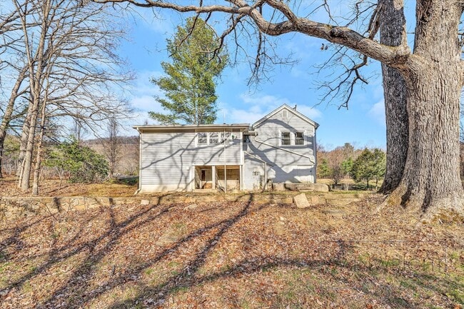 Building Photo - Charming Country Cottage Now Available