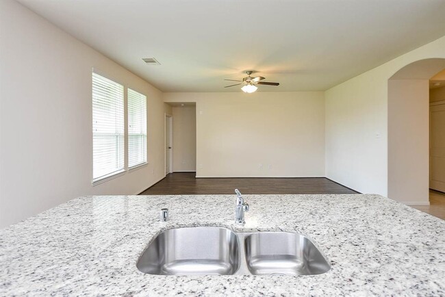 Building Photo - 16035 Dehay Ln