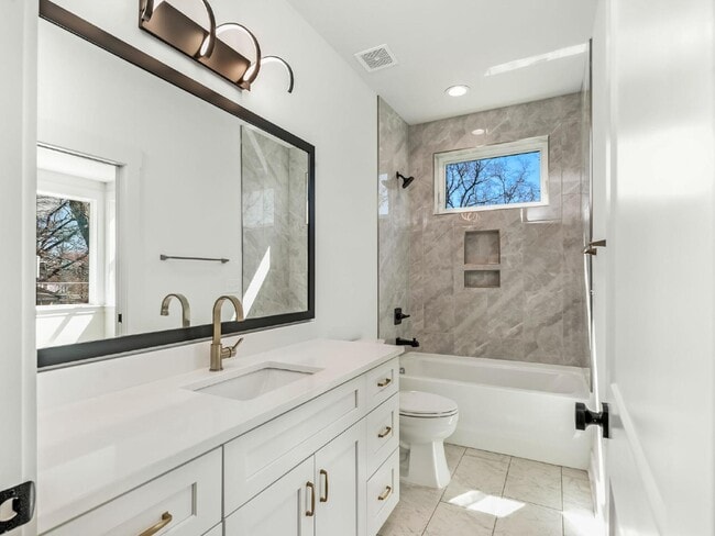 Building Photo - Custom 3 story home in the heart of Belmont/Optimist Park!