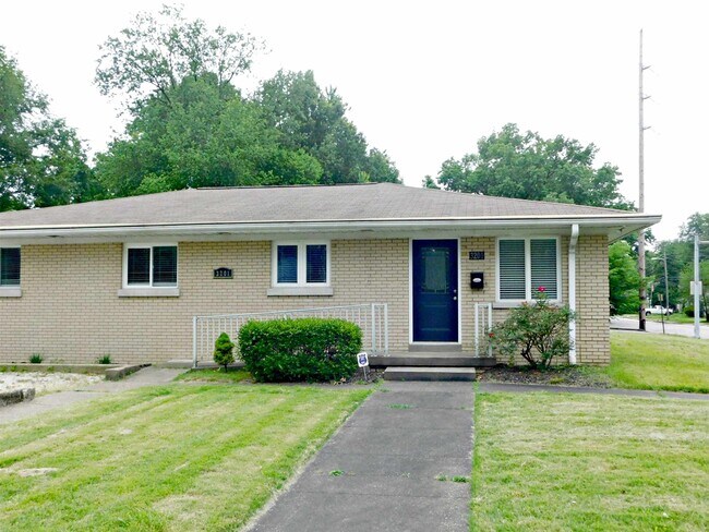 Primary Photo - 3201 Washington Ave