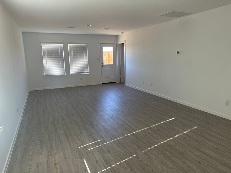 Building Photo - 4033 Equestrian Dr