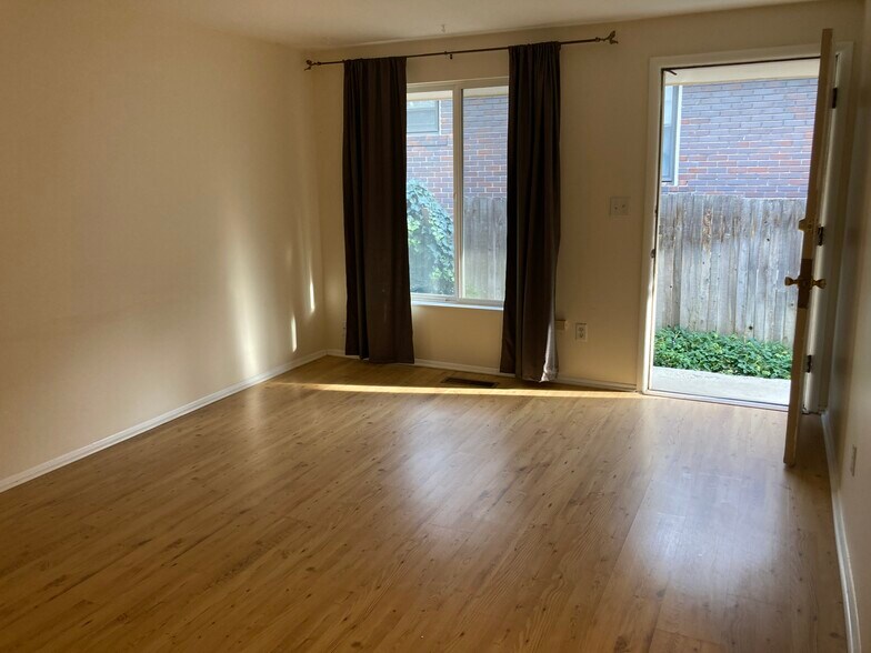 living room - 922 S Lake St