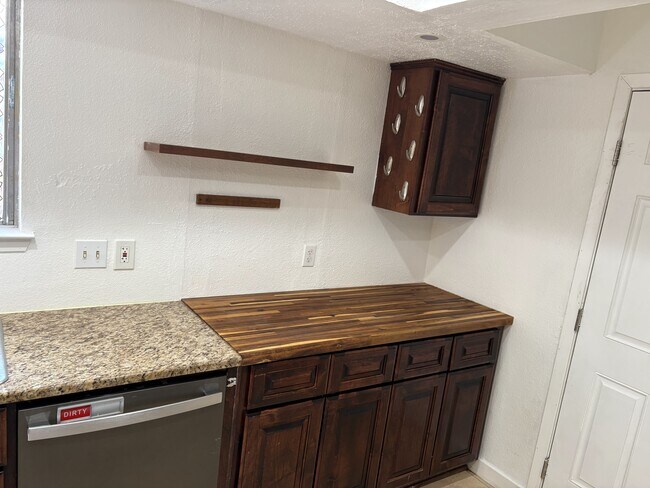 Building Photo - 4006 Hillside Dr