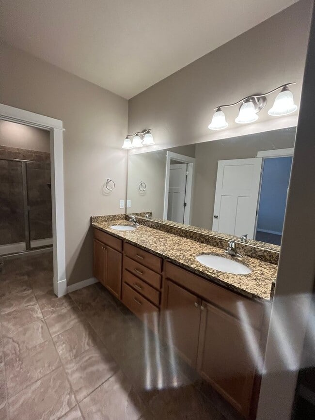 Building Photo - 3 bed 2.5 Bath Condo with 2 car garage