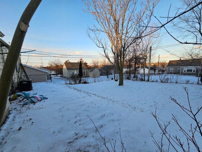 Building Photo - 3 bedroom, 1 bath home with attached garage, off Mt. Vernon Rd.