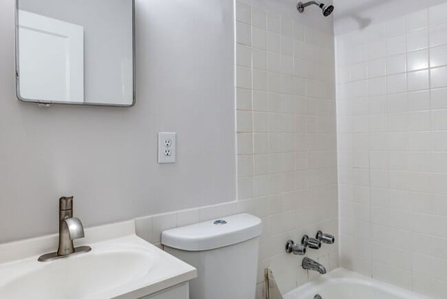 Building Photo - 2 Bed, 2 Bath in the Garden Homes neighborhood of Greensboro!