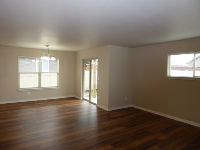 Building Photo - 631 SE Glencoe Pl