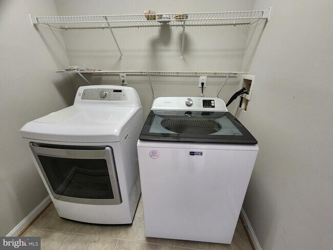 Building Photo - 318 Hanna Ct