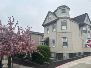 Building Photo - 437 Bramhall Ave
