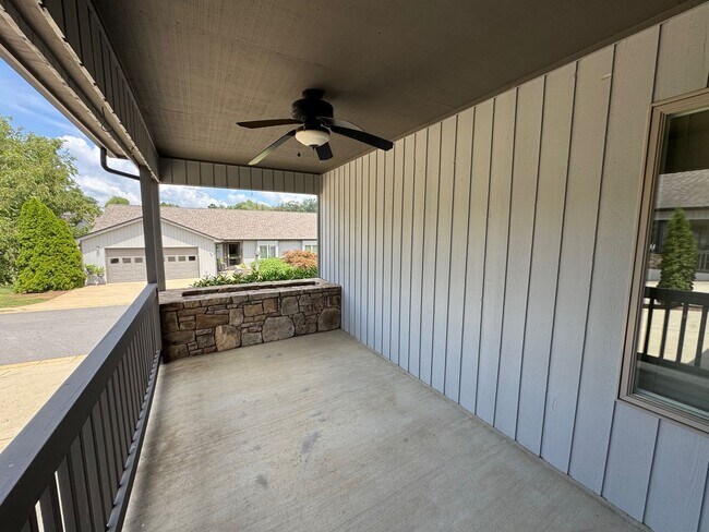 Building Photo - Weaverville - Well Kept Townhome with Flex Space