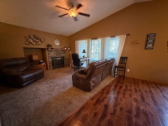 Building Photo - Beautiful 4 Bed 2 Bath Colbert Home in Mea...