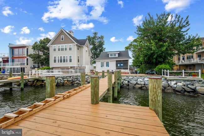 Building Photo - 2130 Lake Dr