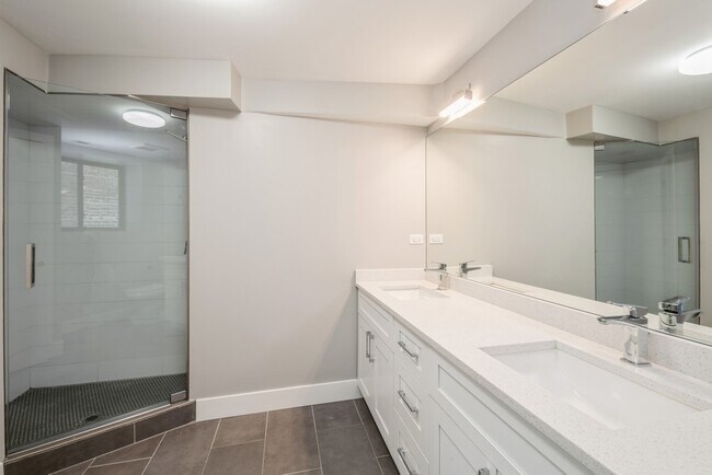 Building Photo - 5038 S St Lawrence Ave