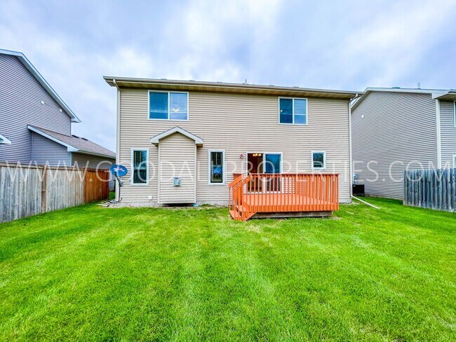 Building Photo - 3 Bedroom, 2.5 Bathroom in West Des Moines