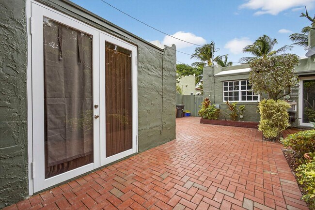 Building Photo - Historic West Palm Beach single-family home, with guest cottage!