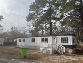Building Photo - 606 Fernwood Ln