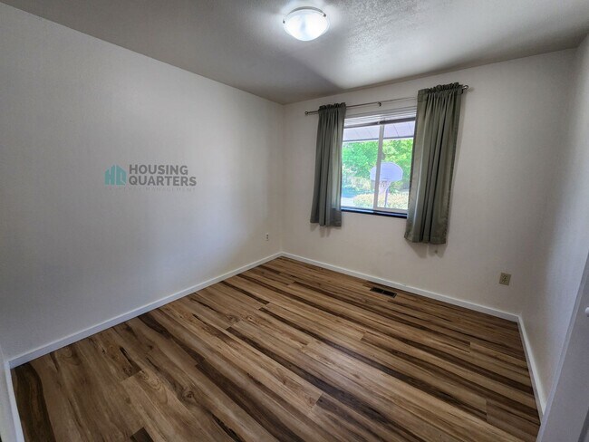 Building Photo - Single family home with large back yard!