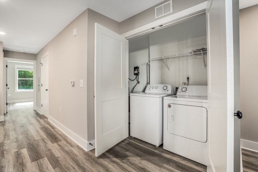 Building Photo - 303 Linwood St