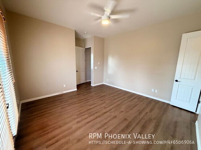 Building Photo - 897 E Roma Ave