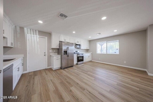 Building Photo - 5336 W Lewis Ave