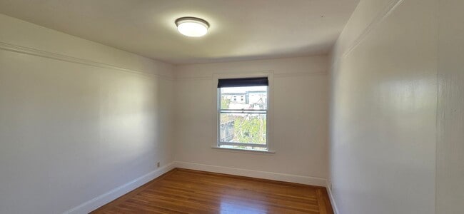 Building Photo - Top Floor, Classic Marina Style Flat in th...