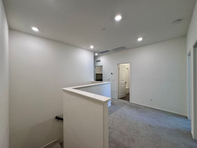Building Photo - Spacious 3 Bedroom, 2.5 Bathroom Townhome ...