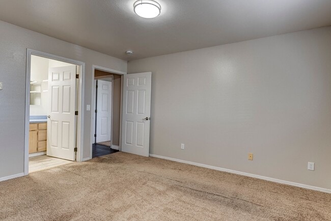 Building Photo - 2 Bed 1 Bath Condo with an Office!