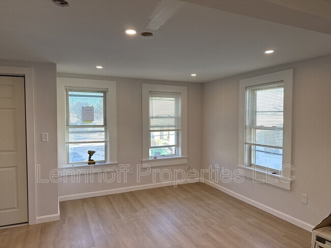 Primary Photo - 31 Hilton St