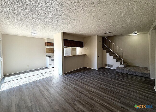 Building Photo - 1202 Covey Ln