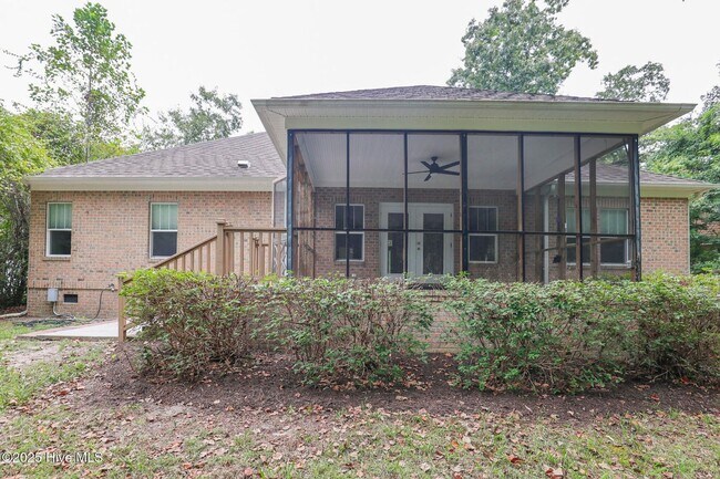 Building Photo - Rental Avail in Olde Point!