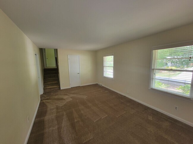 Building Photo - 3 Bedroom 2 Bathroom House
