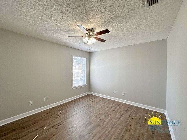Building Photo - Stunning 4 Bedroom Mary Esther Home, minut...