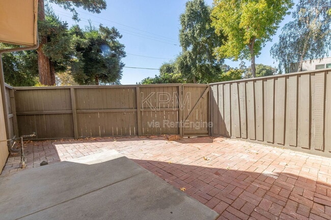 Building Photo - 955 Academy St