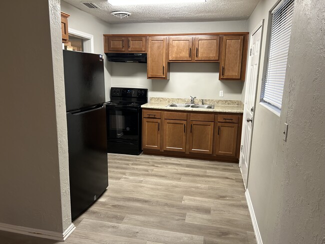 Kitchen - 2070 Holcroft Dr