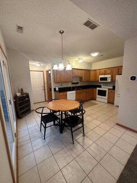 Building Photo - 2132 Ridgeview Cir