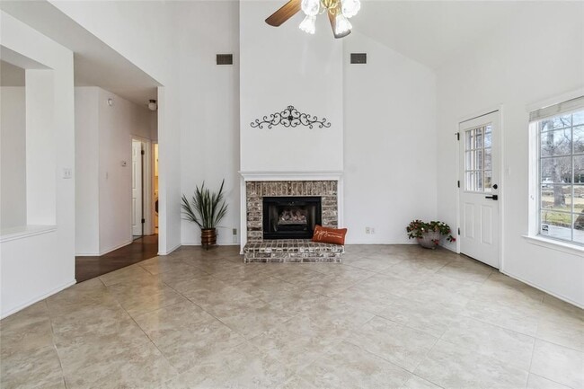 Building Photo - 2203 Clearwater Dr