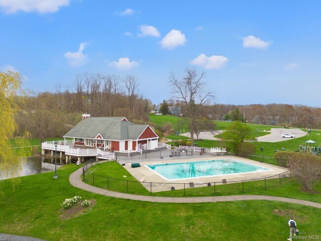 Building Photo - 702 Somerset Knoll