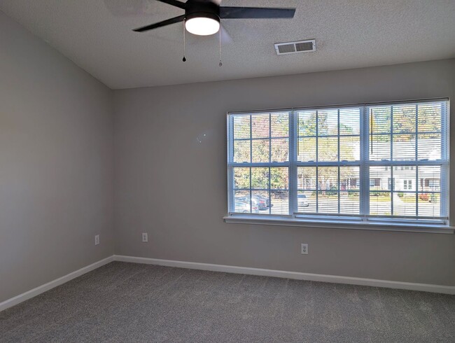 Building Photo - Pristine, 2 bed, 2.5 bath Townhome Located...