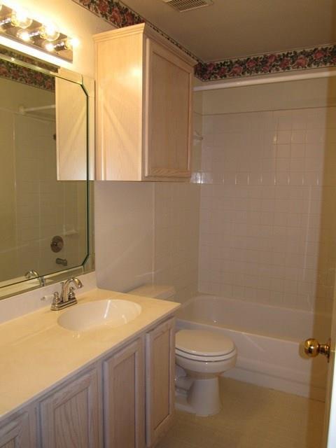 Building Photo - 1508 Highland Dr