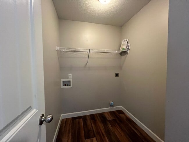 Building Photo - Spacious 3/2 Move In Ready Now!