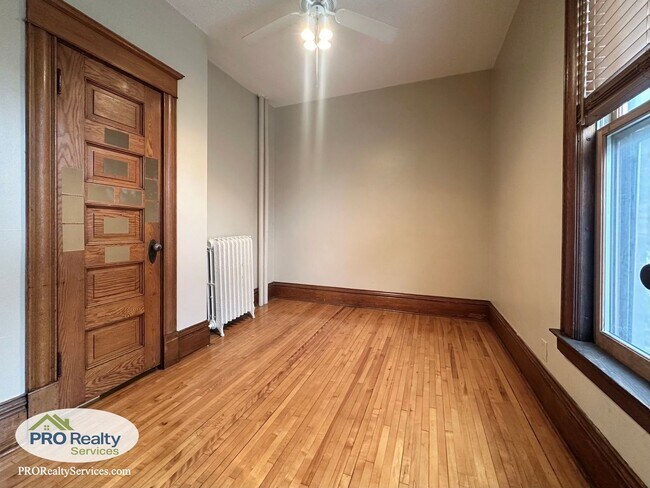 Building Photo - Charming 2 Bedroom Apartment in Northeast ...